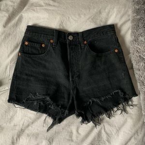 LEVI BLACK DENIM CUT OFF SHORTS